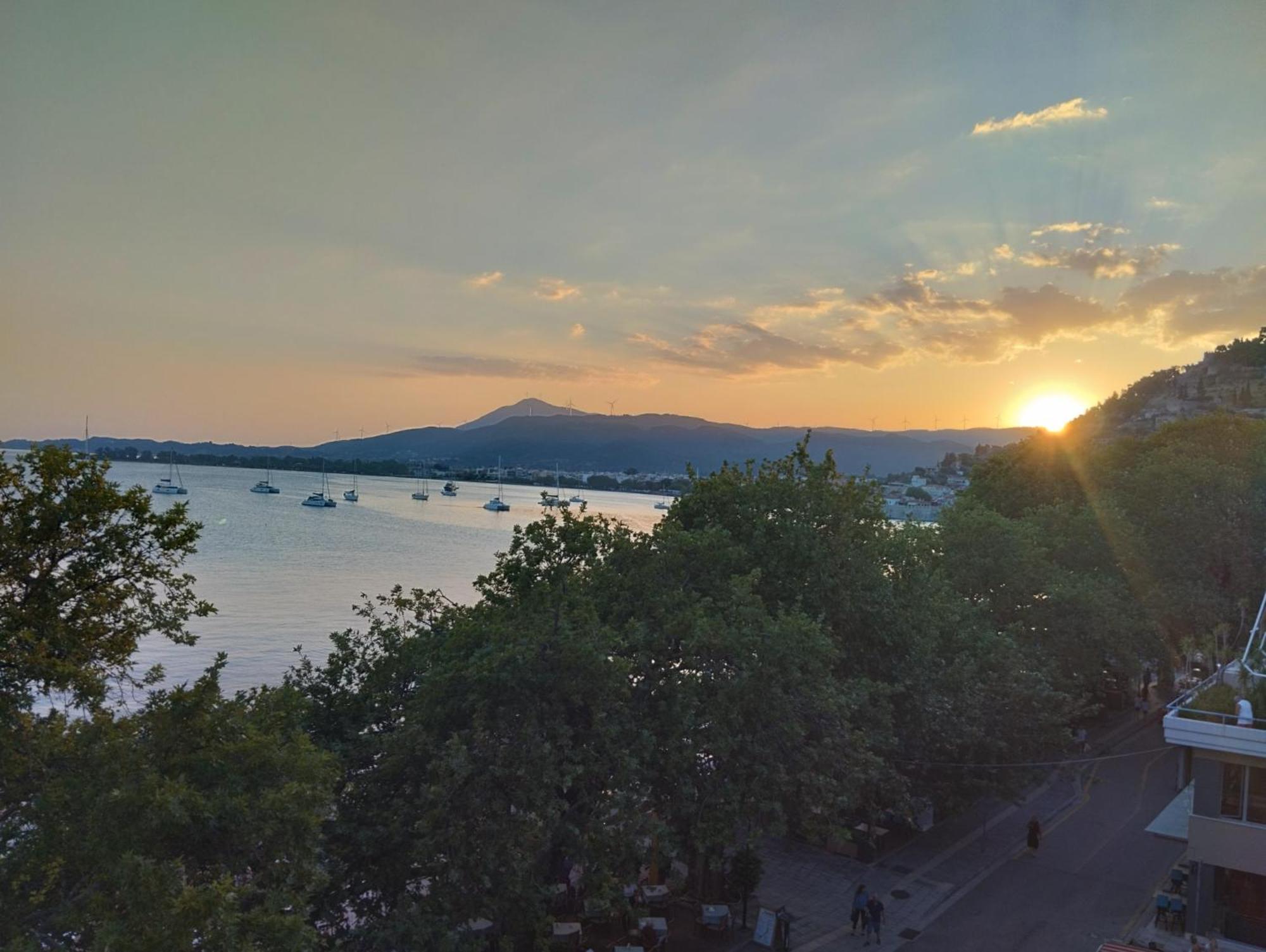 Πέτρινο Στη Θάλασσα Apartment Nafpaktos Exterior photo